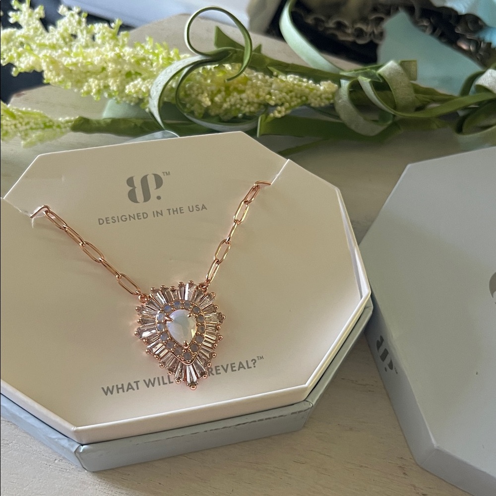Bomb Party “the look that loves you” necklace MOONSTONE
